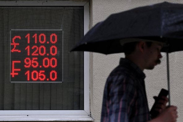 Russian Economy Faces 'Creeping Crisis', Economists Warn