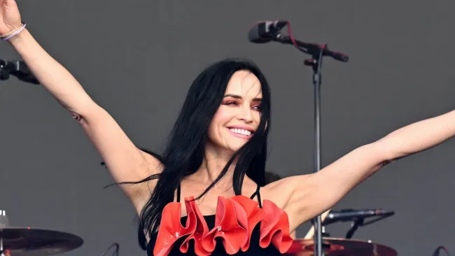 Fans shocked by ‘timeless’ frontwoman as iconic 90s band makes their return