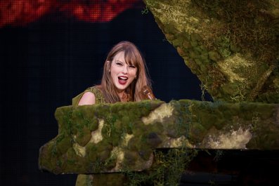 Taylor Swift Reacts to Fan Project at Switzerland Eras Show