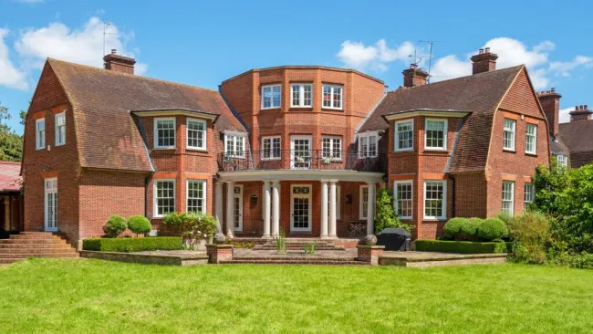 This ‘prestigious’ 7-bedroom home that used to be a Secret Service base is on the market for £3.5million