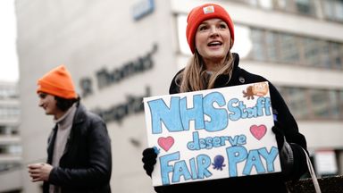 Junior doctors offered 22% pay rise by government to end strike action