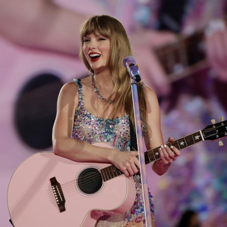 Taylor Swift Reacts to Thousands of Fans Watching Show From Outside Stadium