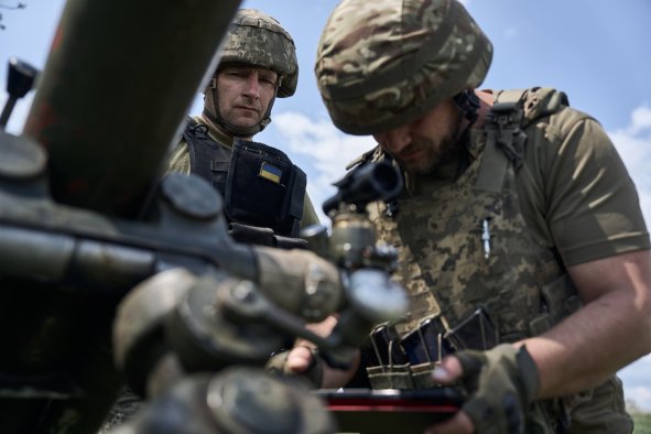 Ukrainian Soldiers Ambush Russians After Capturing Enemy Radio