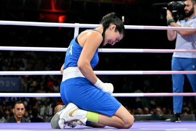 Woman Boxer Abandons Fight in Tears Against Athlete Who Failed Gender Test