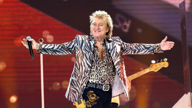 Rod Stewart roasts ‘orange’ Donald Trump mid-performance in Vegas