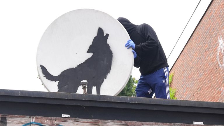 Banksy wolf artwork in Peckham taken away by masked people within hours of being unveiled