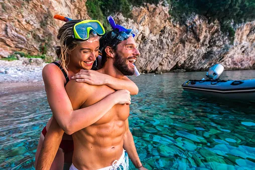 How to have a holiday romance without getting your heart broken, according to experts