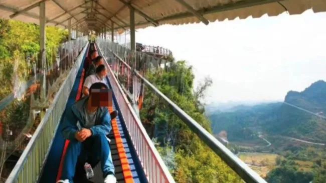 People crushed in escalator when it suddenly started going backwards