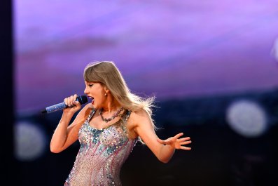 Taylor Swift Suffers Yet Another Onstage Malfunction at London Eras Show