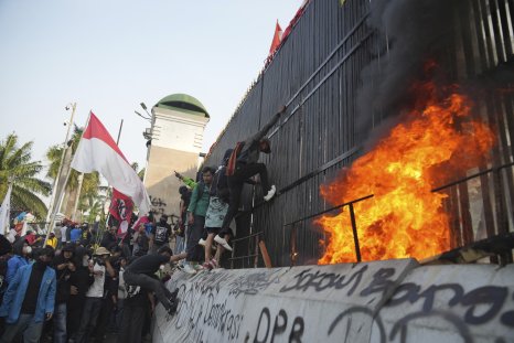 Thousands Storm Indonesia's Parliament Amid Political Chaos