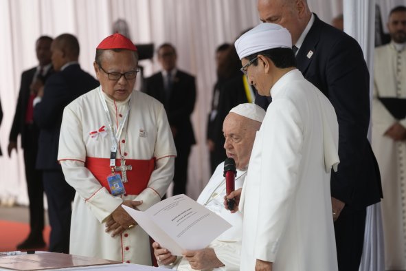 Pope and Grand Imam Meet at 'Tunnel of Friendship'