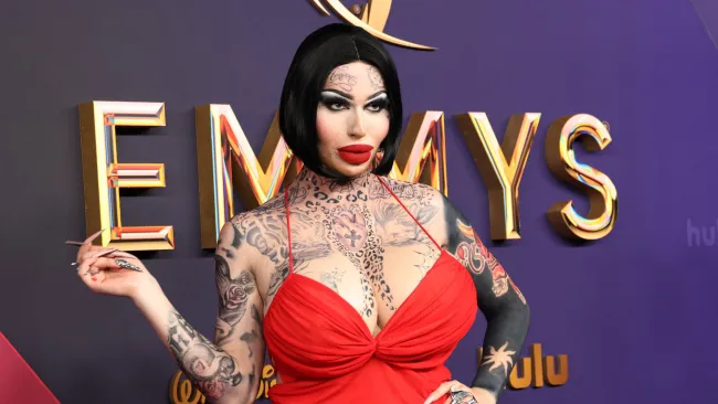 Unrecognisable TV star fools everybody at Emmys with huge breast and derriere transformation