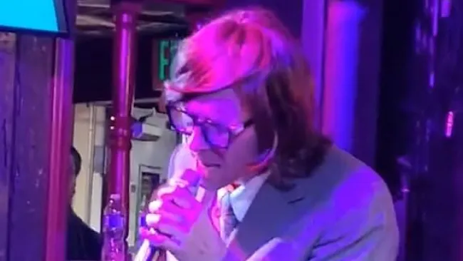 Unrecognisable music icon surprises fans in karaoke bar after turning up at wedding