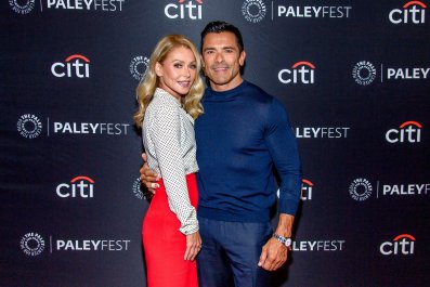 Kelly Ripa Reveals Awkward Moment Husband Mark Consuelos Always Blows Up Her Phone