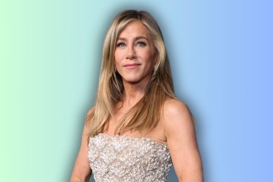 Jennifer Aniston Sets Record Straight on Having Ziploc of Therapist's Ashes