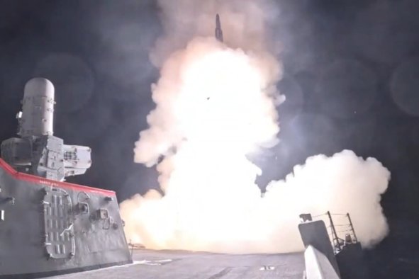 Videos Show US Navy Destroyers Intercepting Iran's Ballistic Missiles